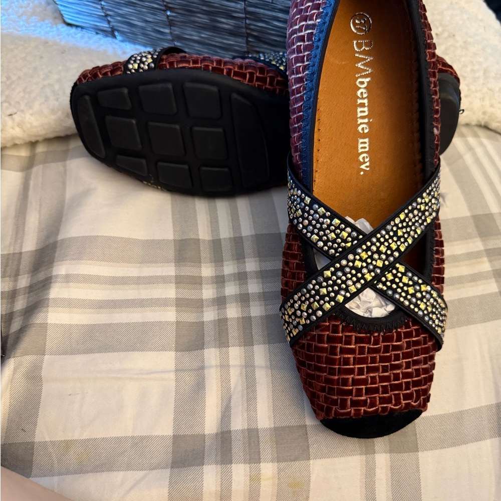 bernie mev. Women's Burgundy and Black Flats